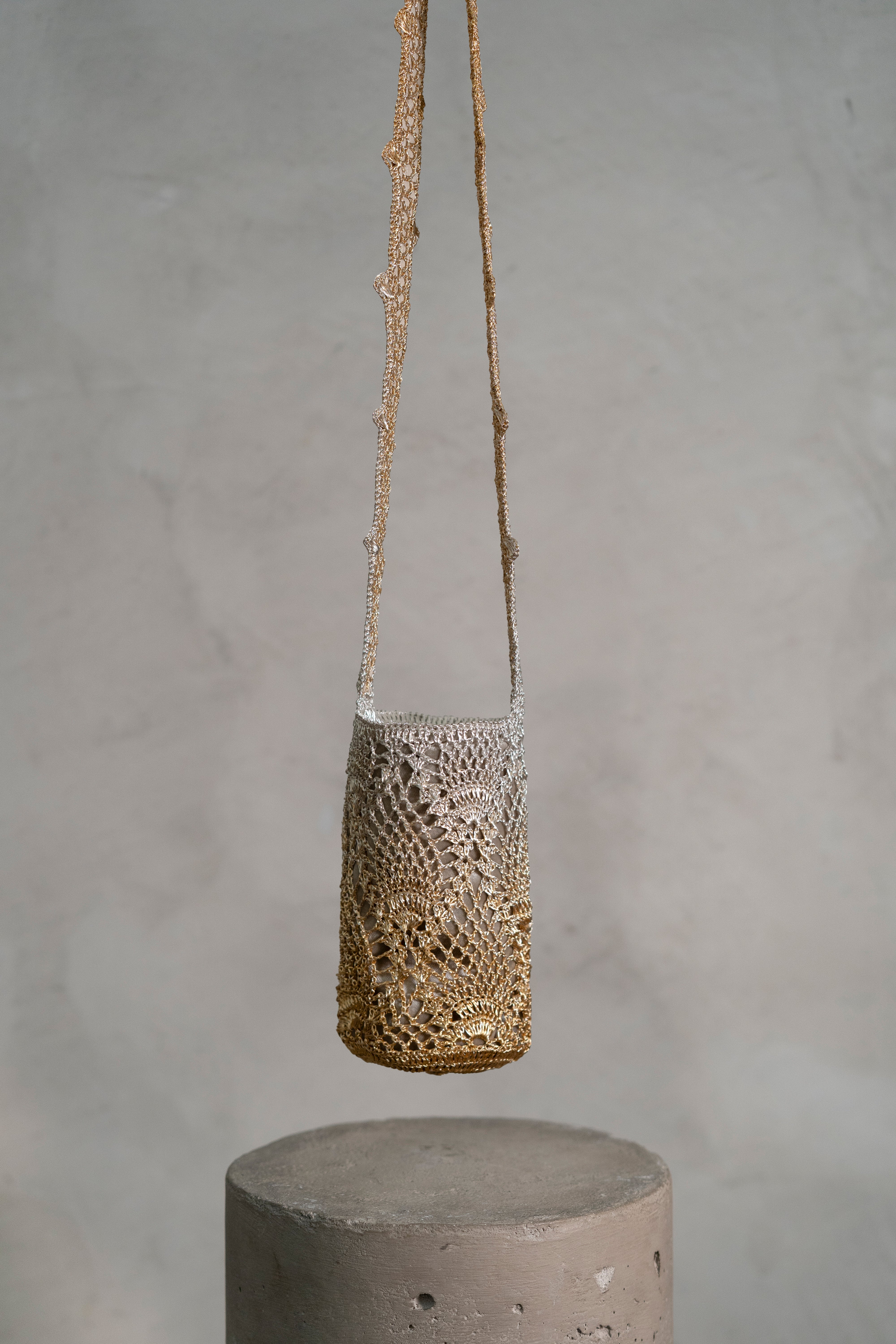 BOLSO KAIA MINI PIÑAS - ORO Y PLATA