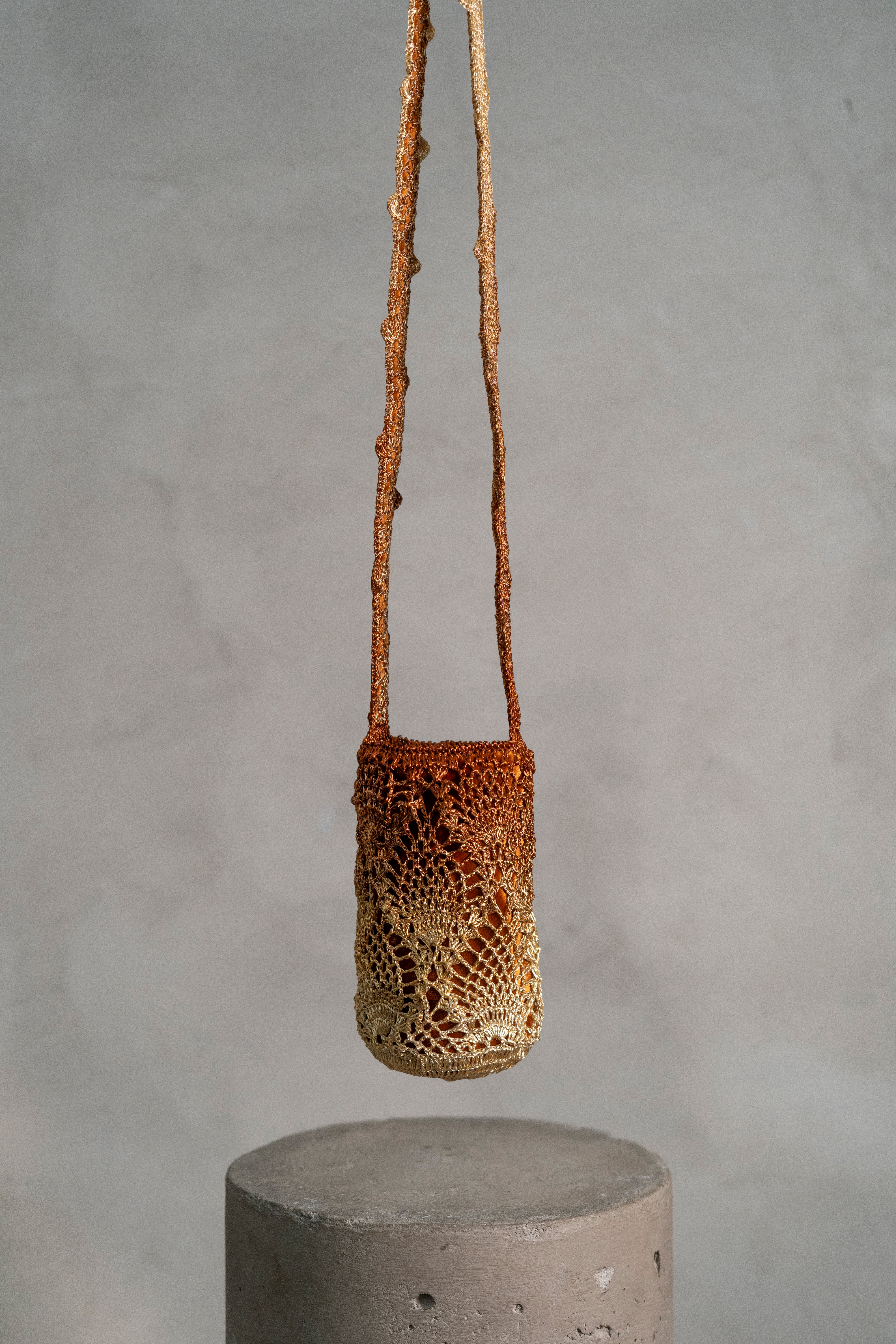 BOLSO KAIA MINI PIÑAS - ORO Y COBRE